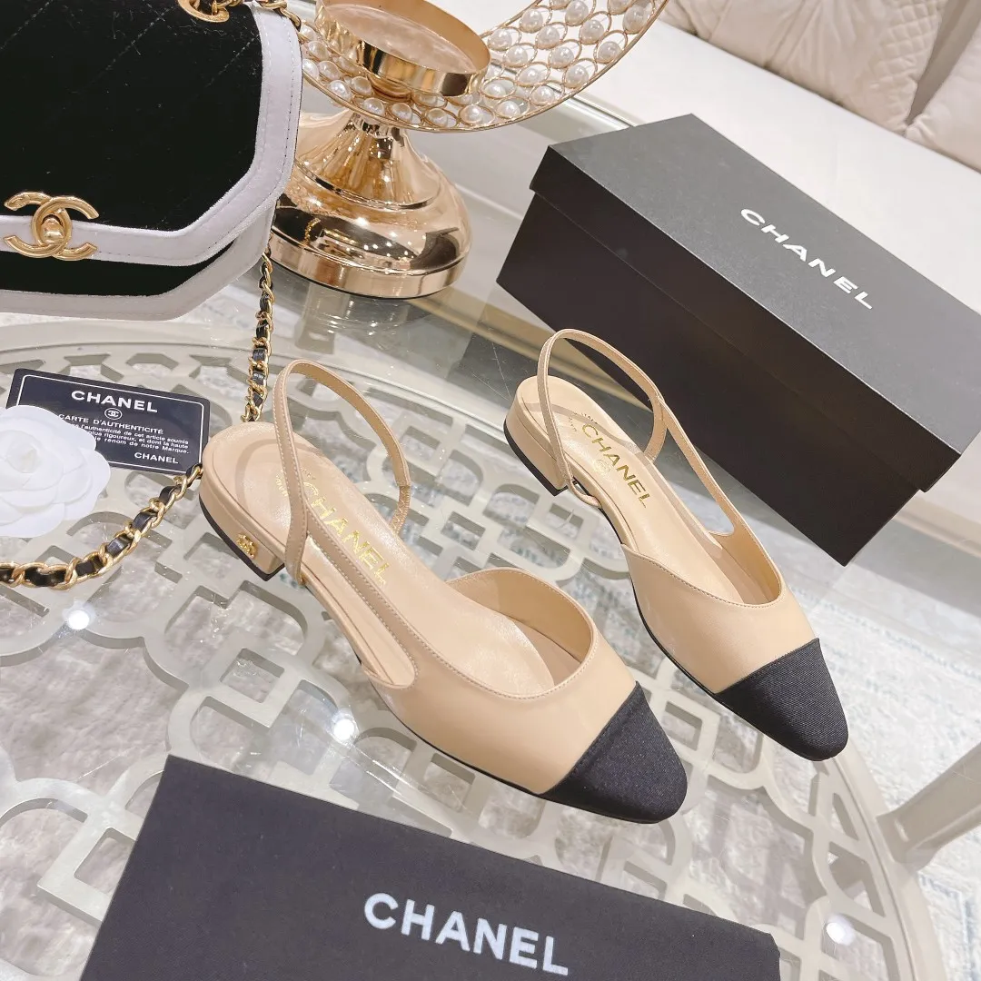 👟👟Ex-factory price 440👟👟 Chanel - Spring and summer classic color-blocked low-heeled side hollow sandals ⚠ Fashionable catwalk style❤ Mixed splicing colors, hollow toe style on the inside, 2.5cm thick heel and small logo embellishment, a fashionable interpretation! How to match the series to look good! Original customized wood-colored leather outsole, imported sheepskin surface, goatskin lining for feet... 35-40 regular sizes (41.42, 43 custom-made, non-returnable) 🎁Latest full set of packaging at the counter
